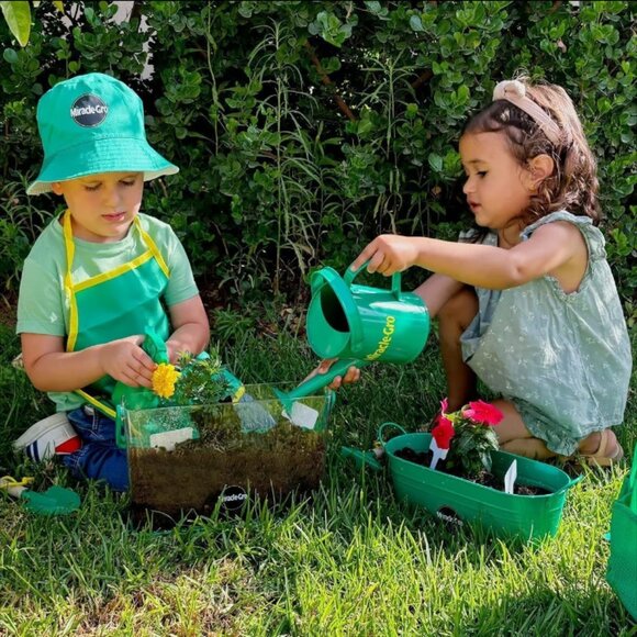 Miracle-Gro Kids' Garden Tool Set & 6 Packs Of Flower-Vegetable Seeds FIRM PRICE - Picture 2 of 4